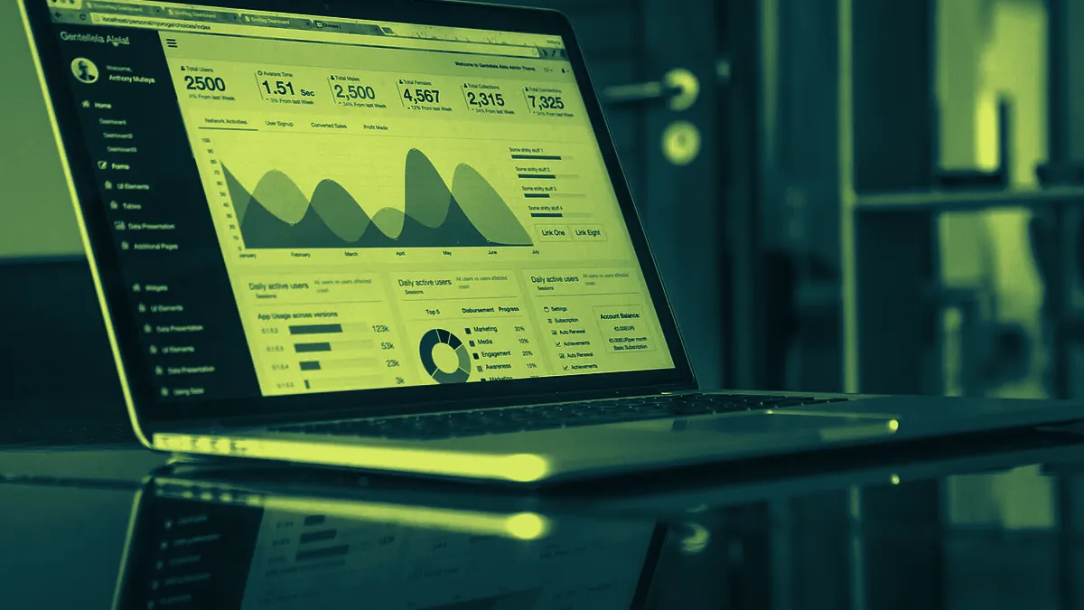 Computadora portátil mostrando un tablero con gráficos y cifras