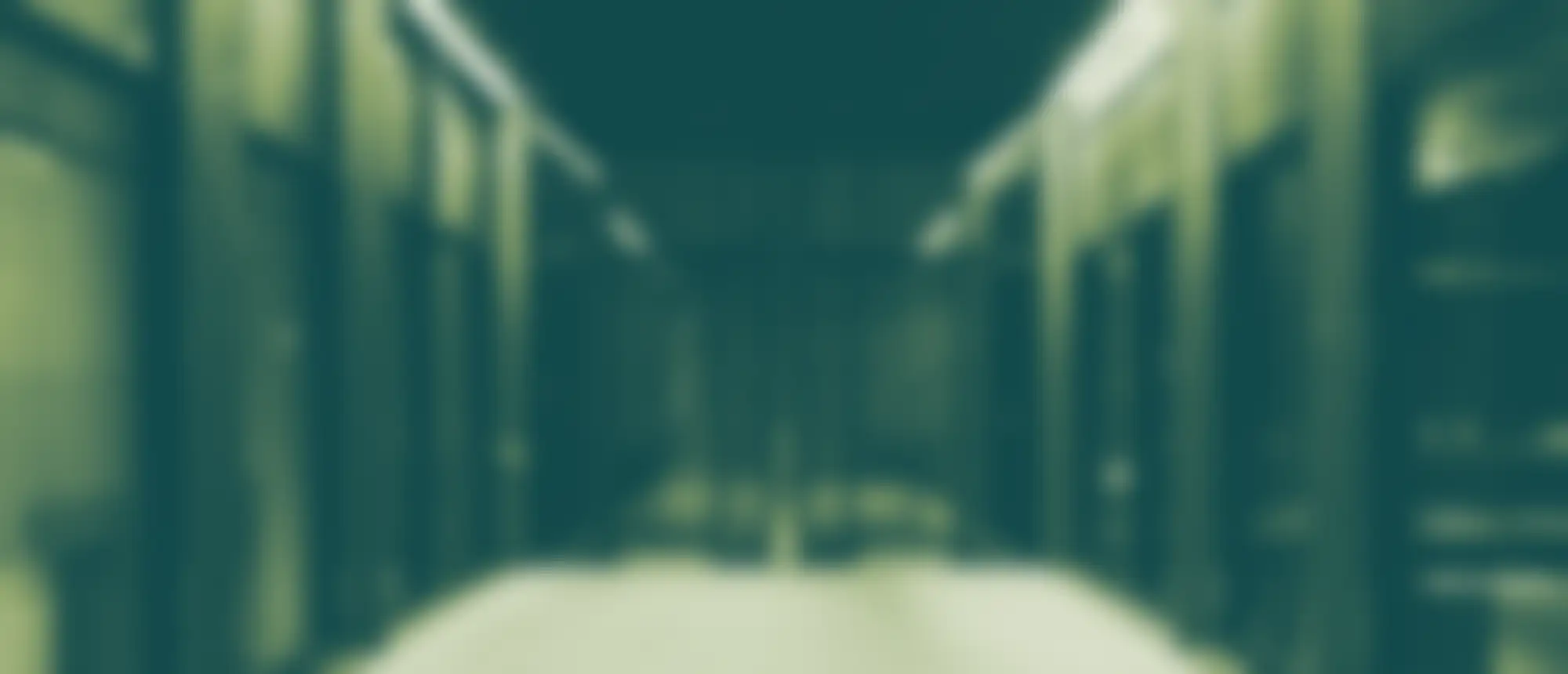 Pasillo de un centro de datos, desenfocado